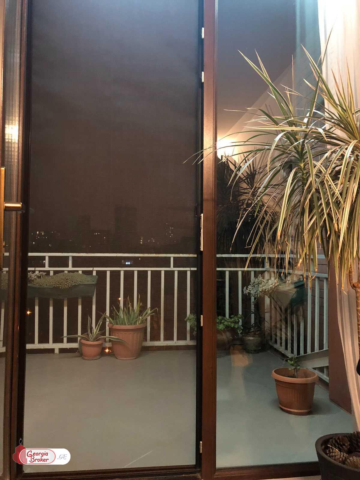 იყიდება ახალი გარემონტებული 6 ოთახიანი ბინა