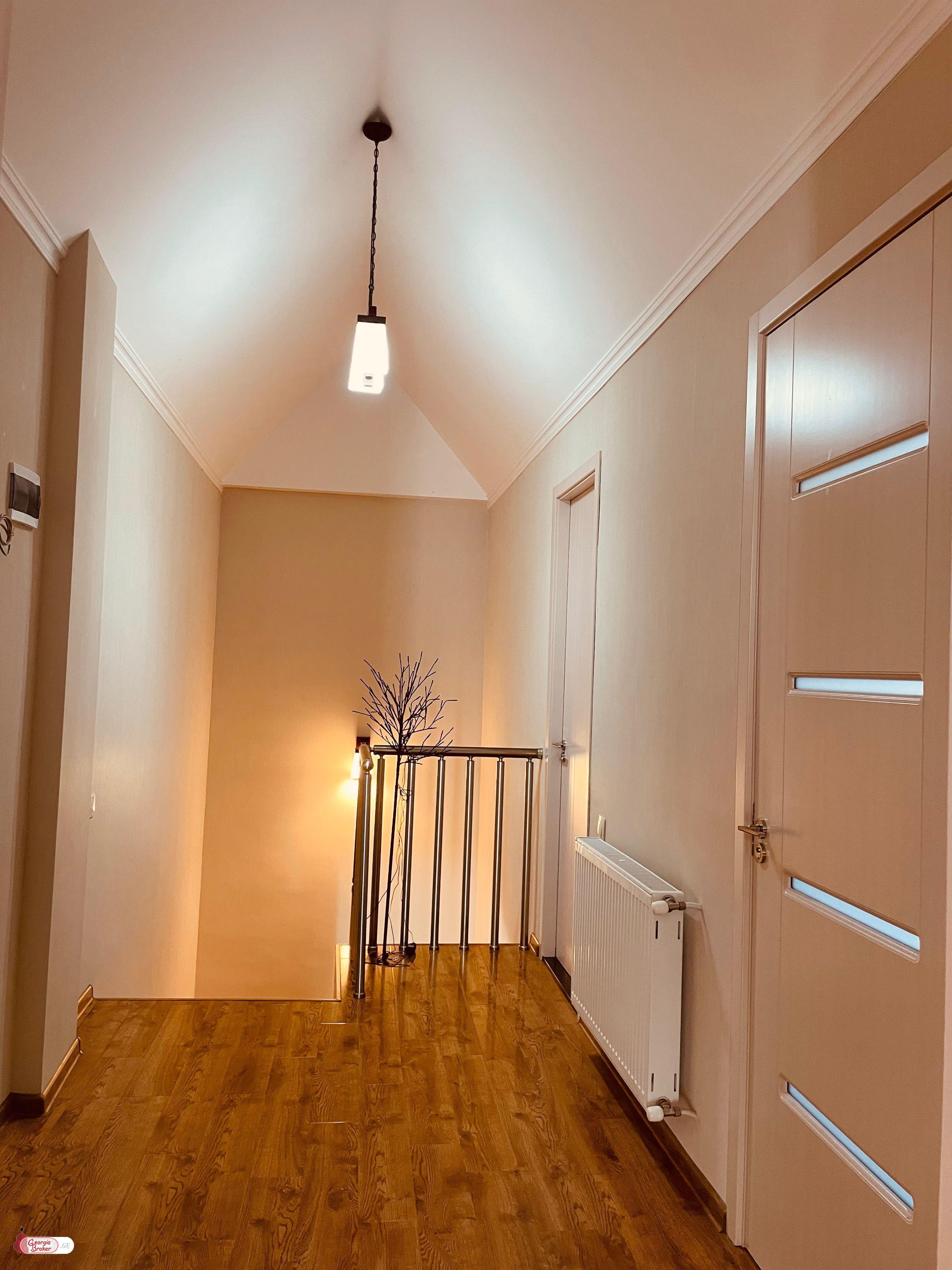 იყიდება ახალი გარემონტებული 6 ოთახიანი სახლი