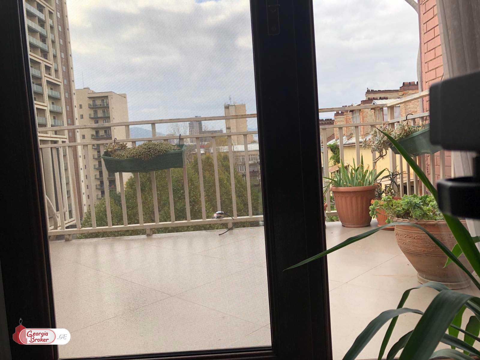 იყიდება ახალი გარემონტებული 6 ოთახიანი ბინა