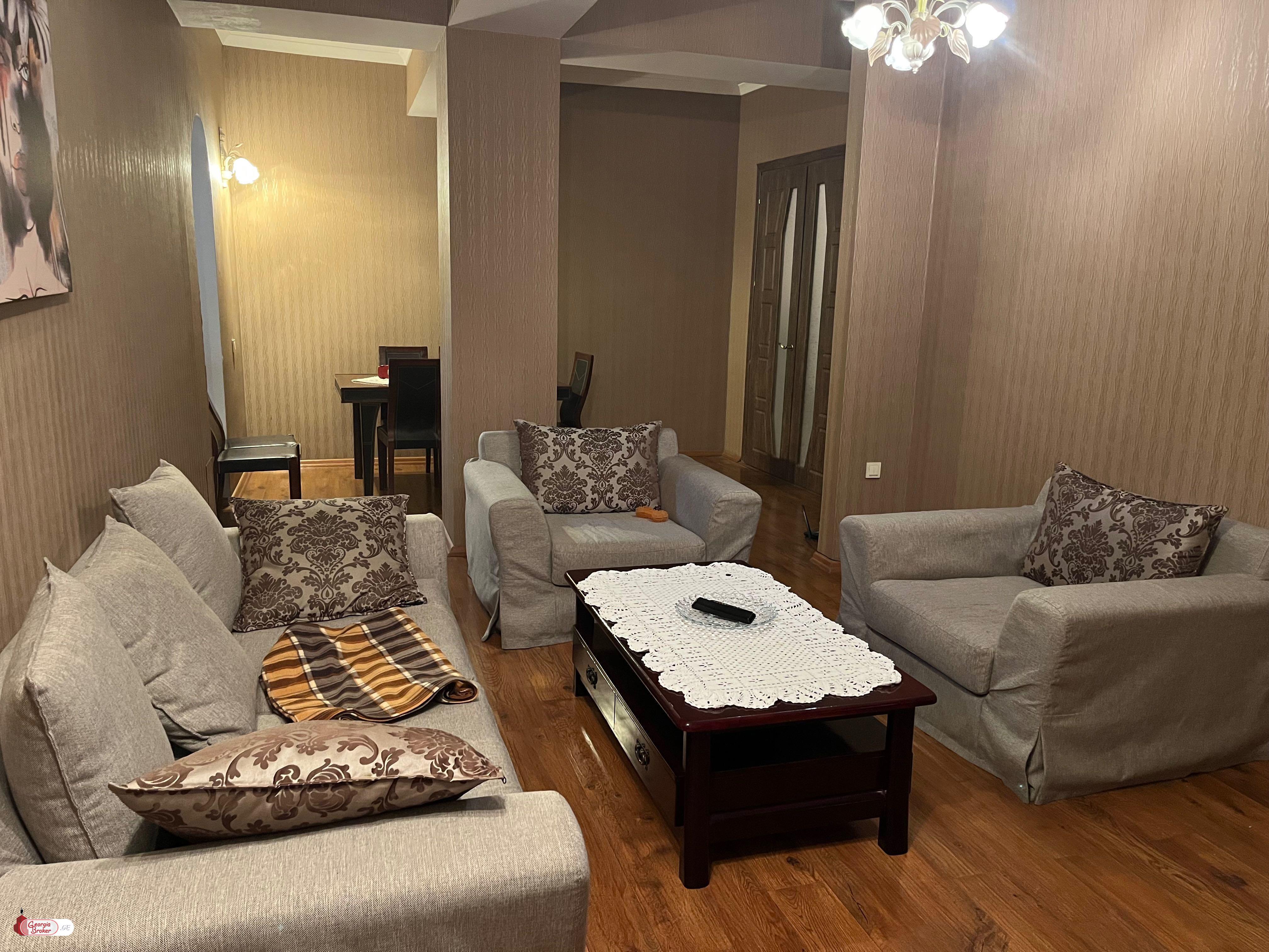 იყიდება ახალი გარემონტებული 5 ოთახიანი ბინა