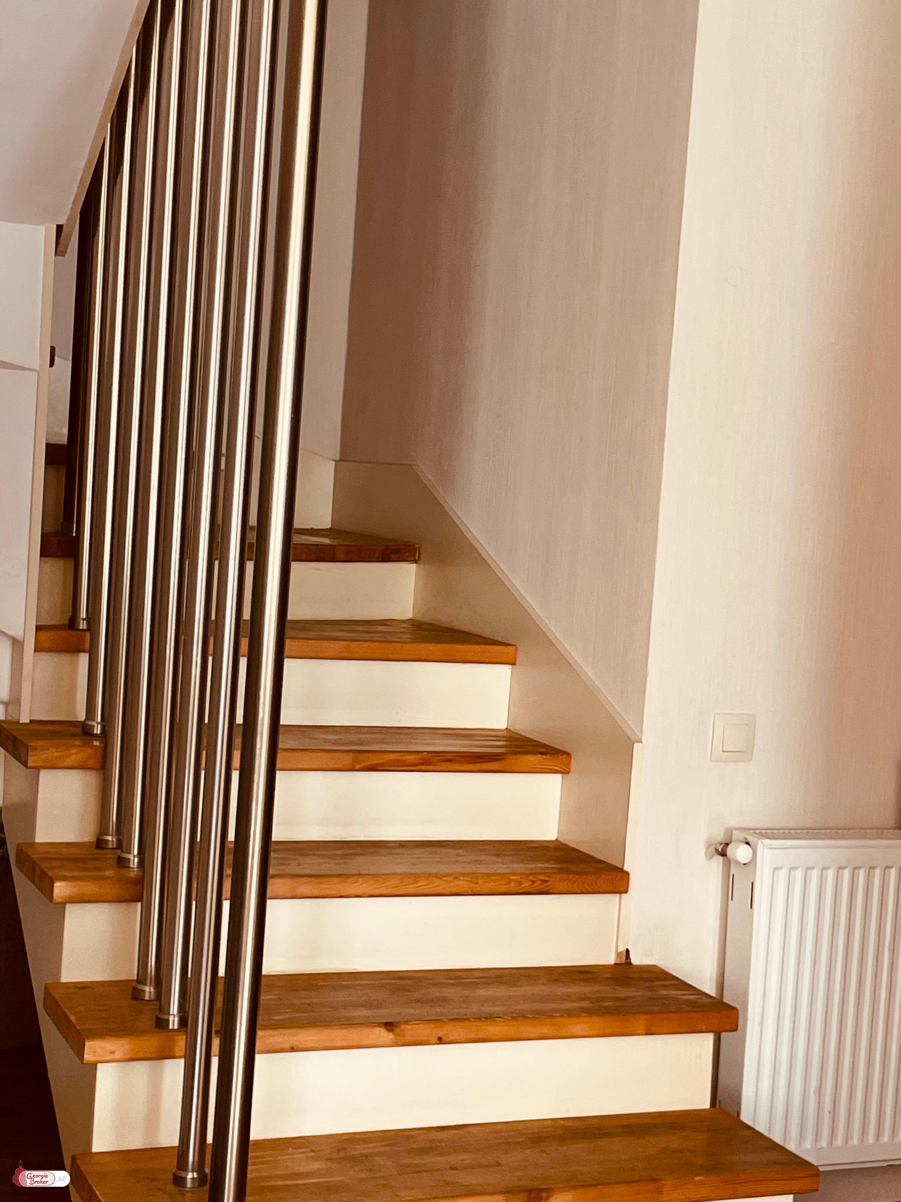 იყიდება ახალი გარემონტებული 6 ოთახიანი სახლი