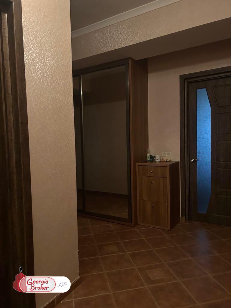 იყიდება ახალი გარემონტებული 5 ოთახიანი ბინა