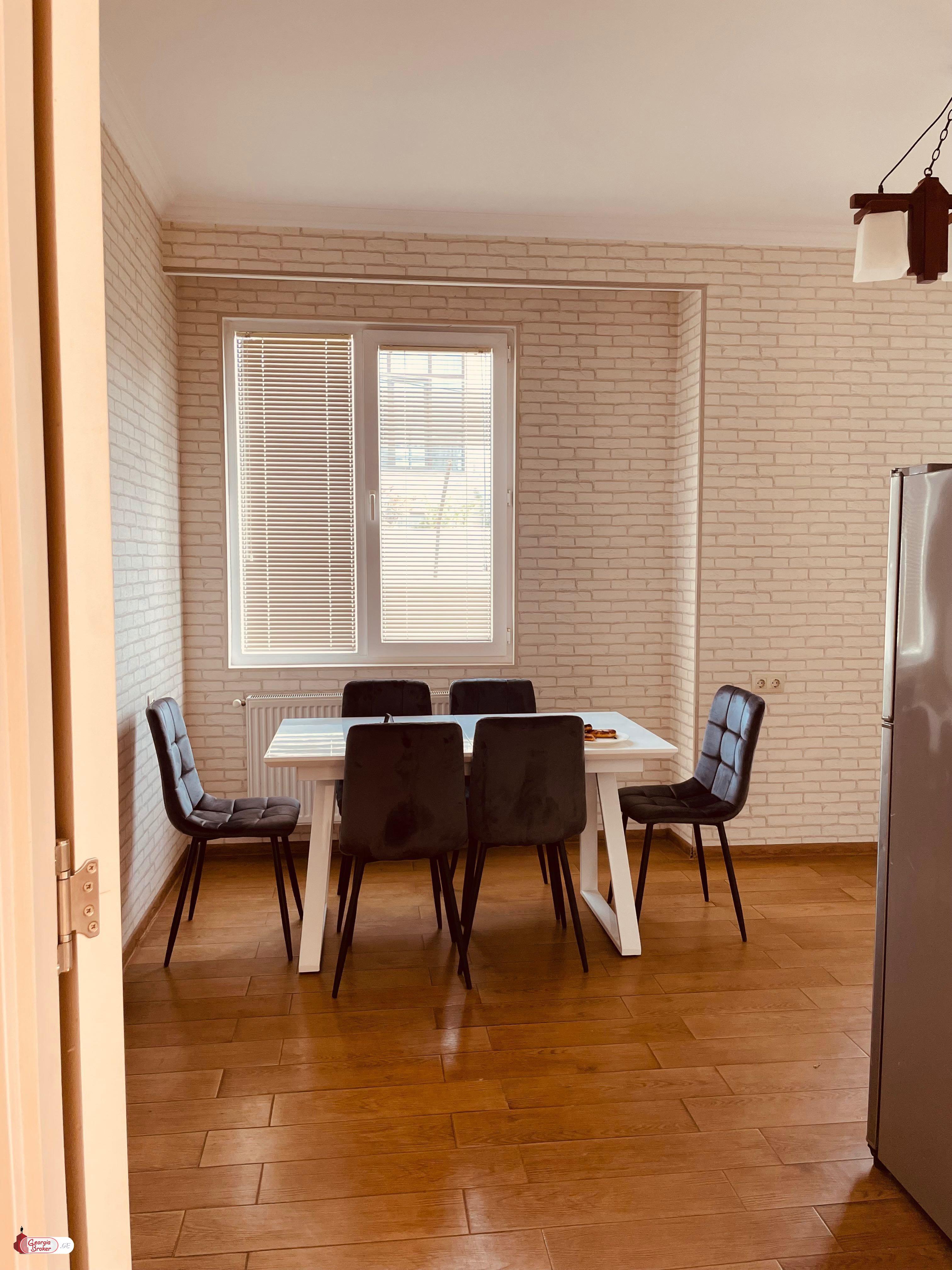 იყიდება ახალი გარემონტებული 6 ოთახიანი სახლი