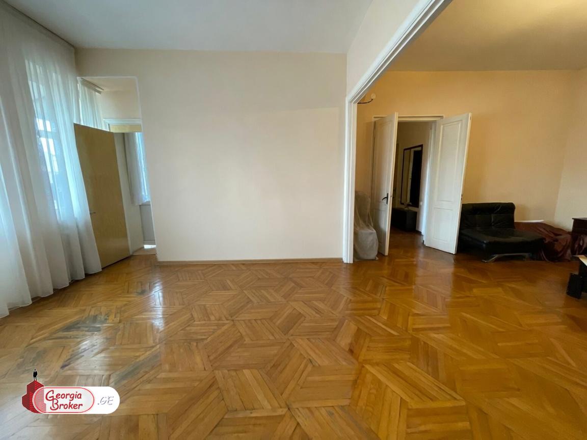 იყიდება სარემონტო 7 ოთახიანი ბინა