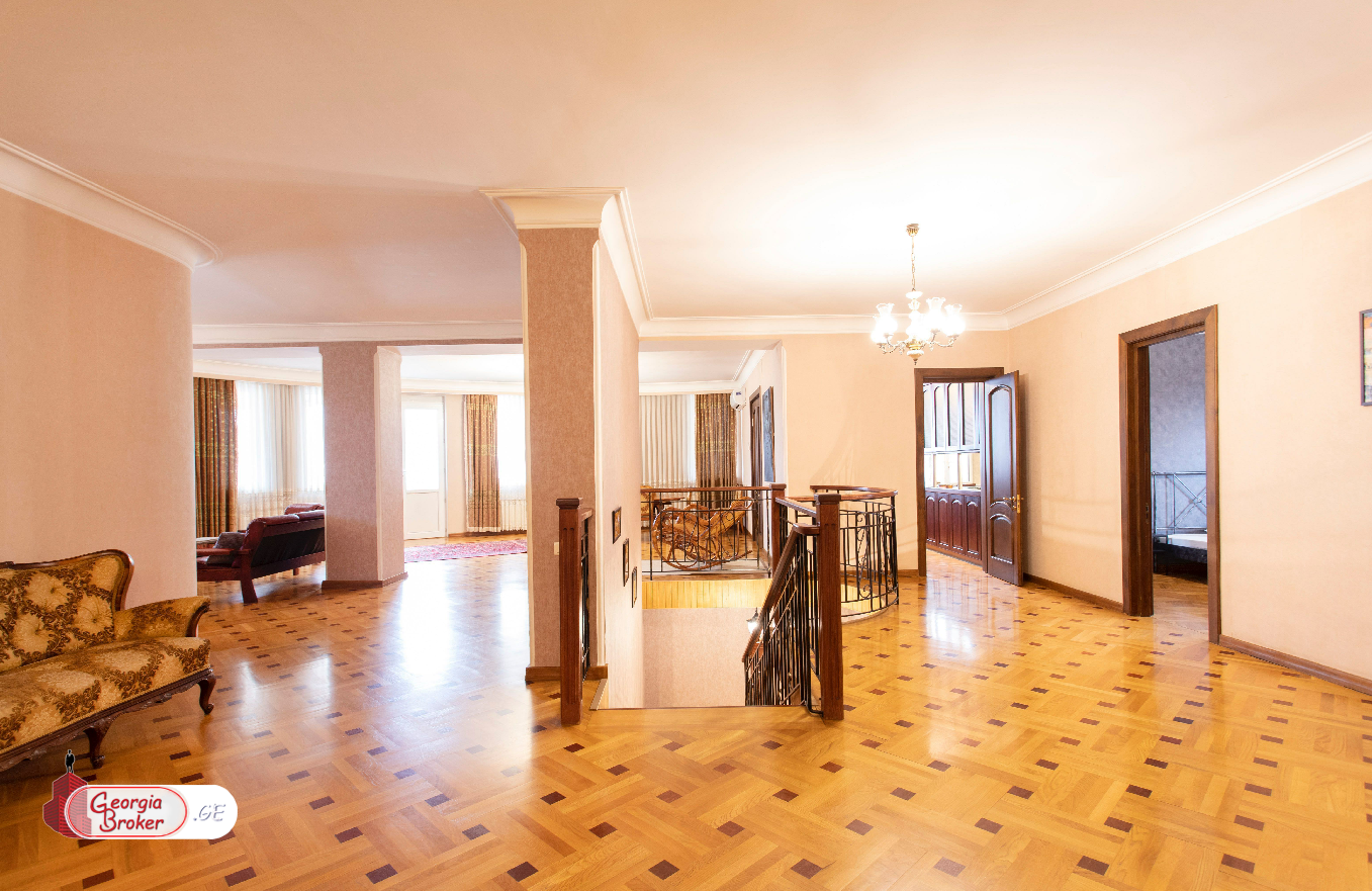 ქირავდება ახალი გარემონტებული 6 ოთახიანი ბინა