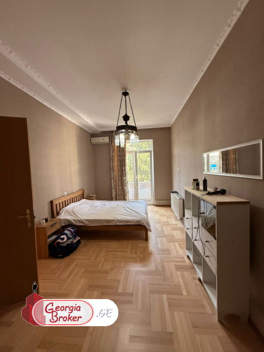 იყიდება  გარემონტებული  3 ნომრიანი (160კვ.მ ) სასტუმრო