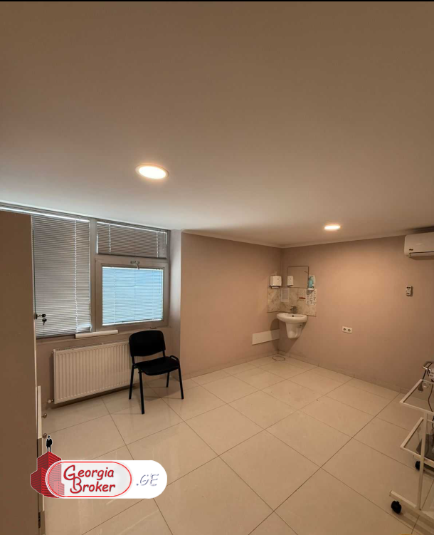 იყიდება ახალი გარემონტებული უნივერსალური ფართი