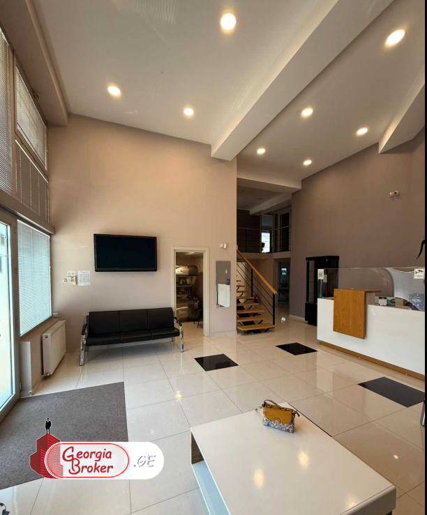 იყიდება ახალი გარემონტებული უნივერსალური ფართი