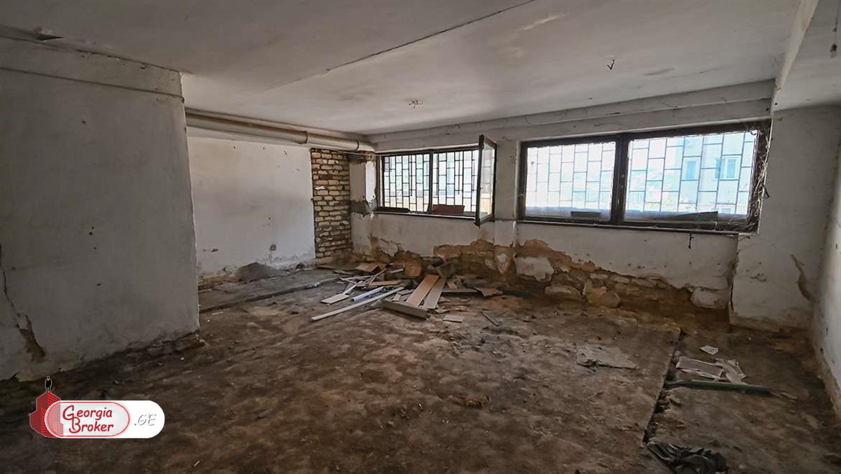 იყიდება ახალი გარემონტებული უნივერსალური ფართი