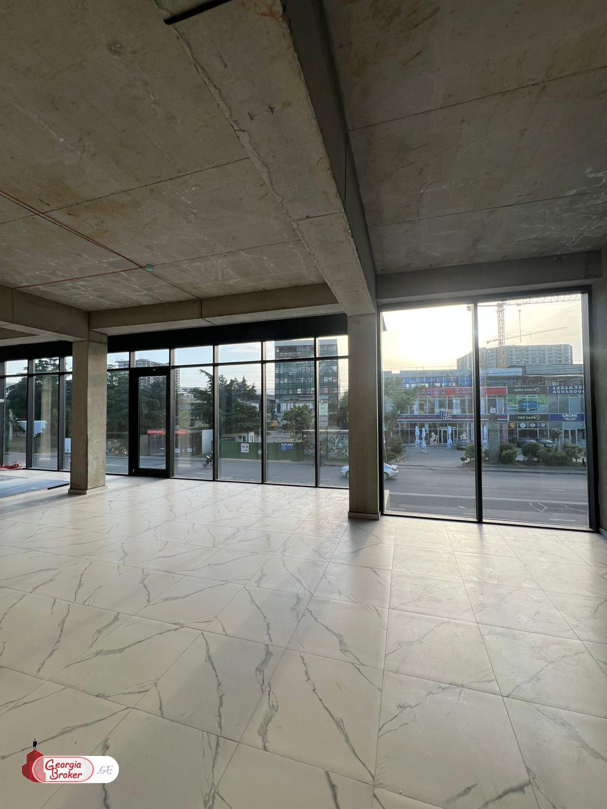 в аренду торговое помещение с новым ремонтом