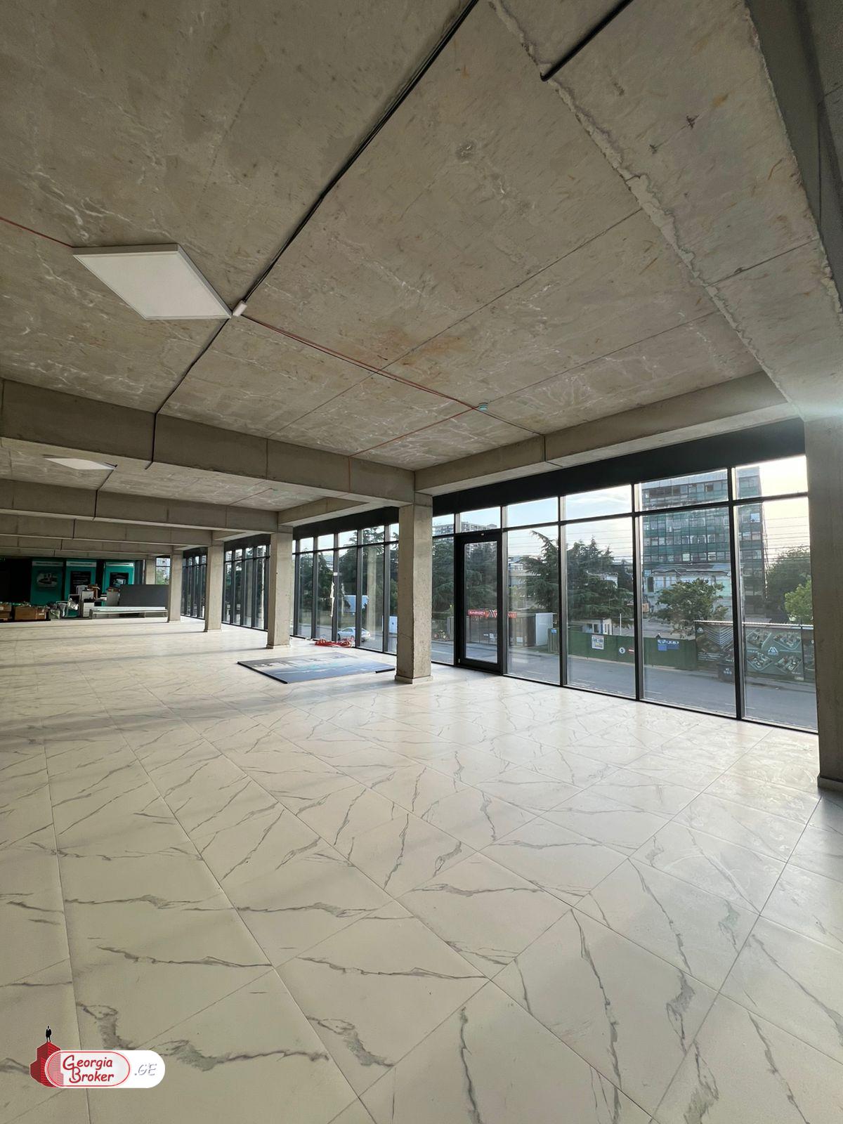 в аренду торговое помещение с новым ремонтом