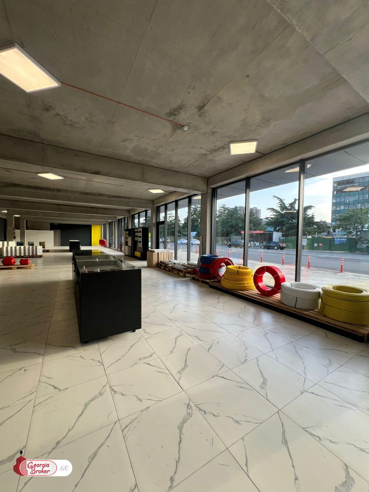 в аренду торговое помещение с новым ремонтом