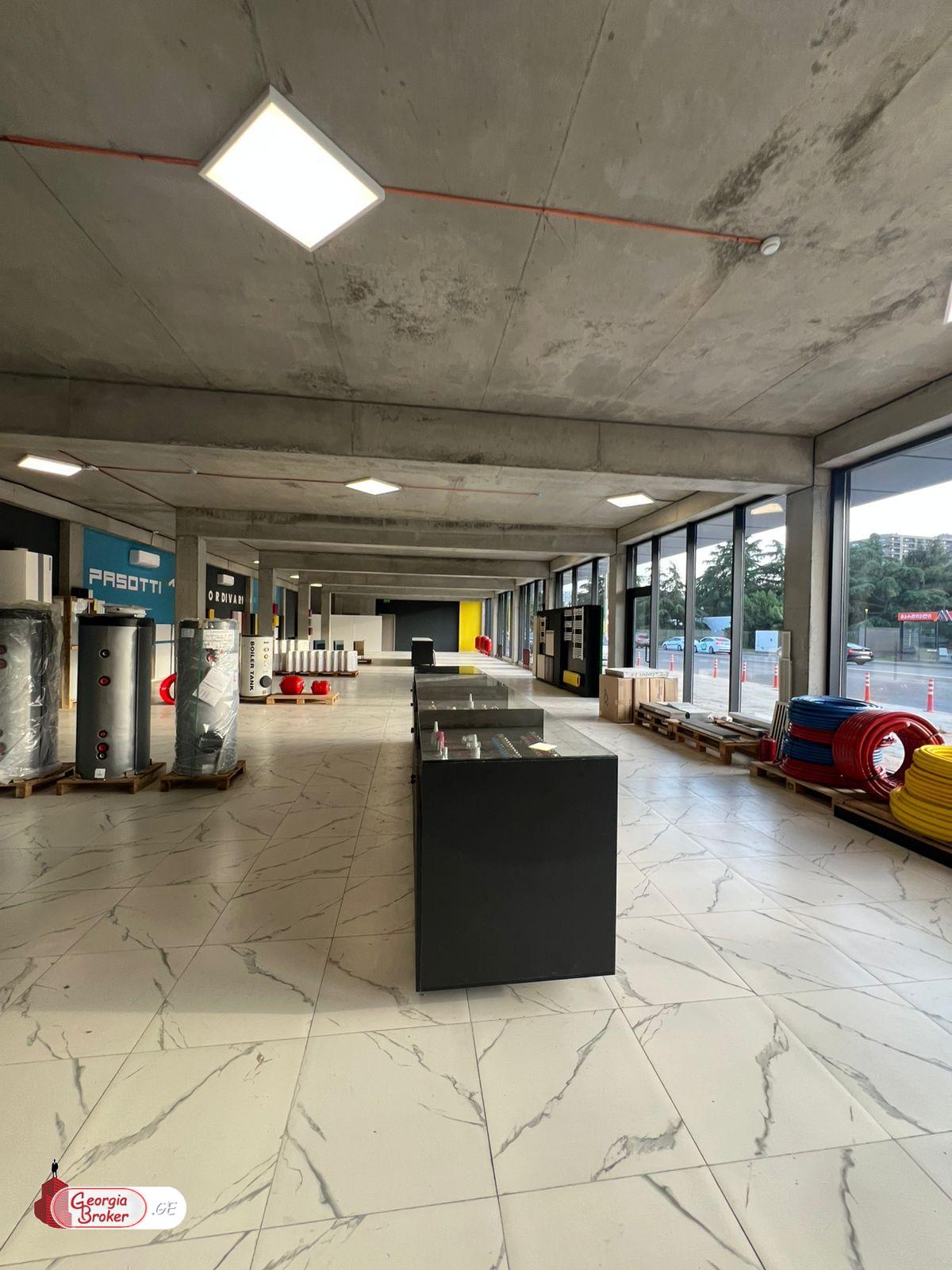 в аренду торговое помещение с новым ремонтом