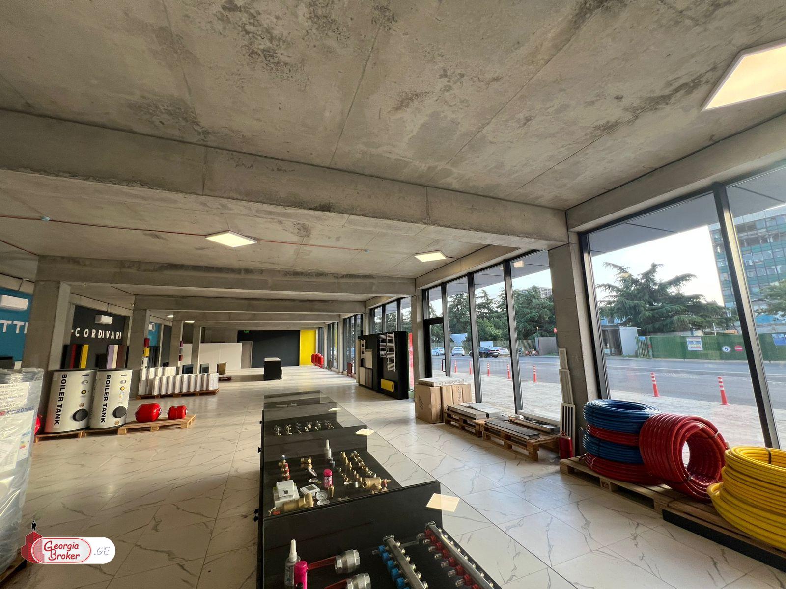 в аренду торговое помещение с новым ремонтом