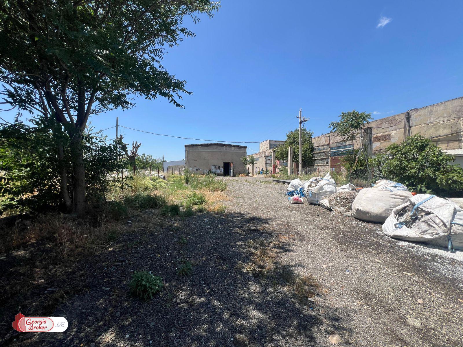 продается склад со старым ремонтом 1-комната