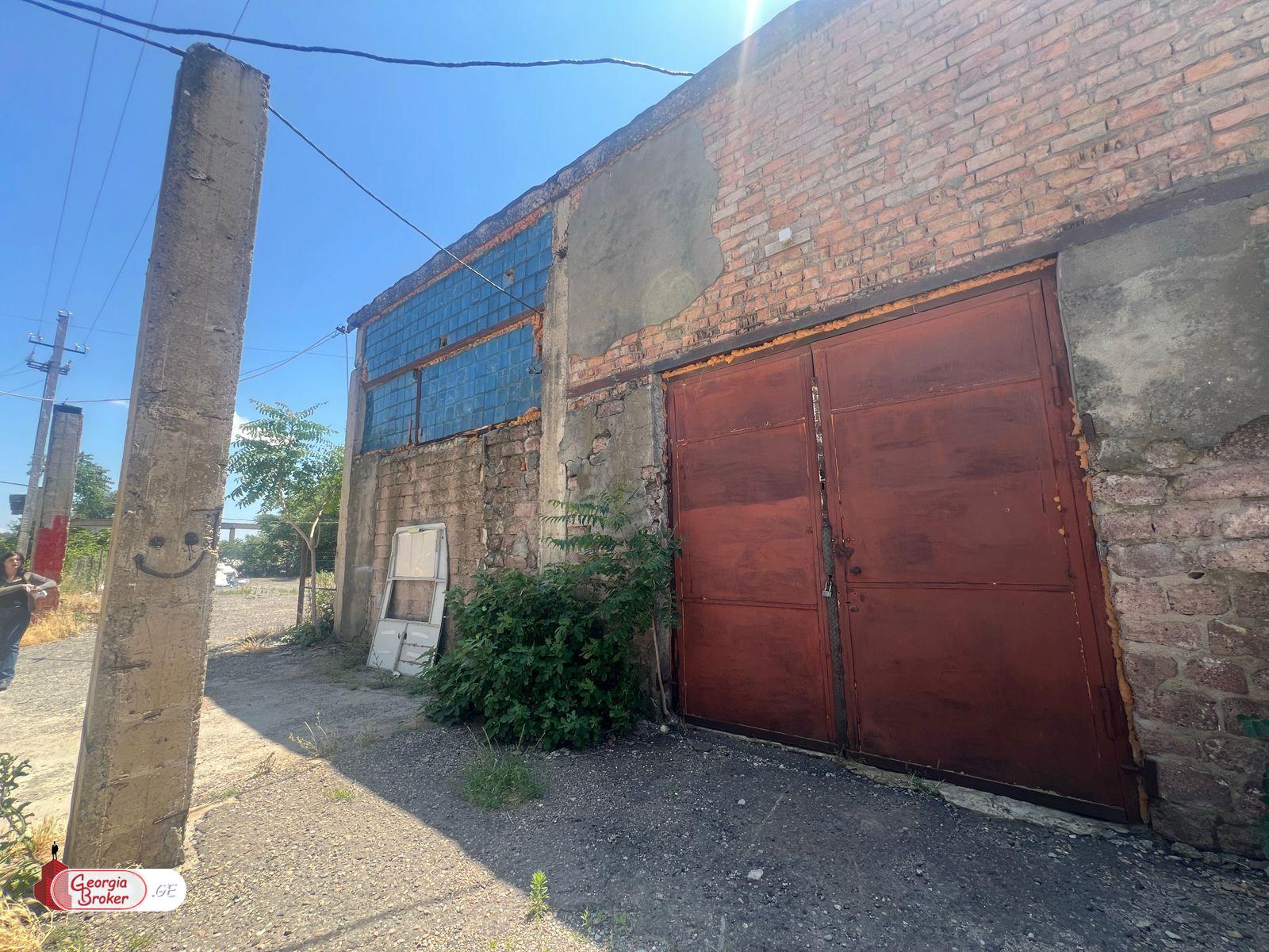 продается склад со старым ремонтом 1-комната