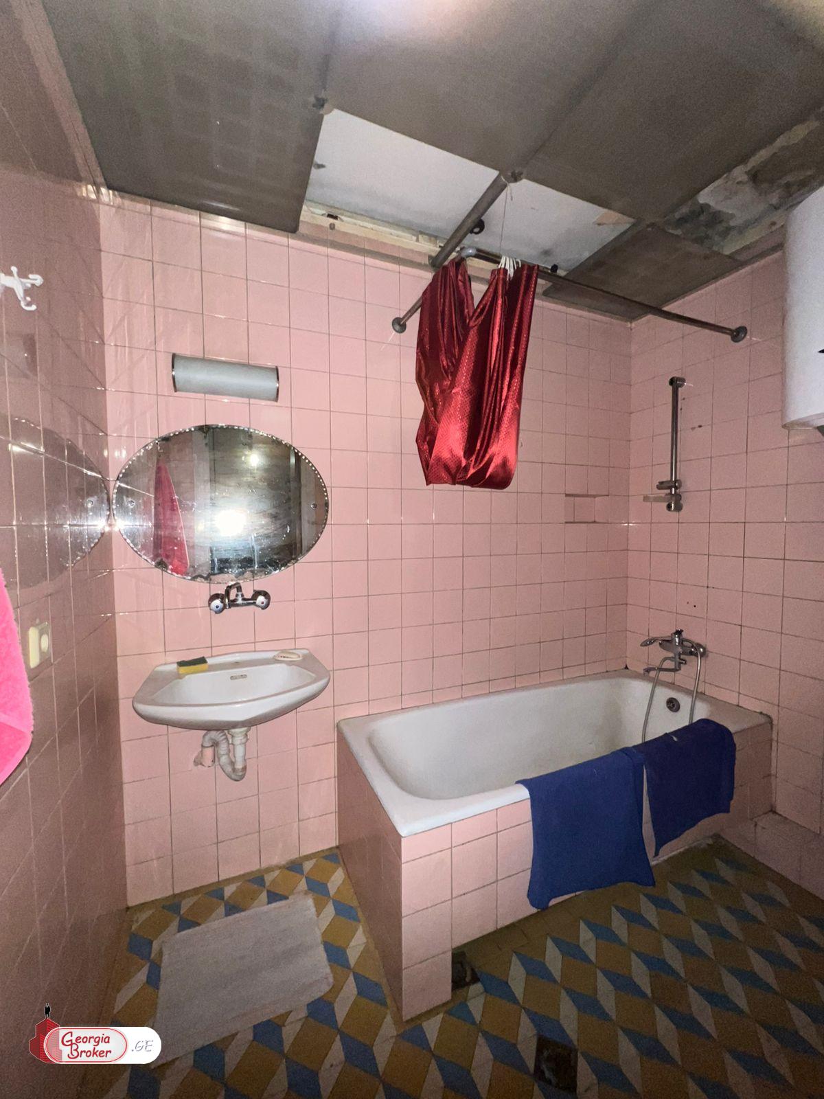 продается квартира со старым ремонтом 4-комнаты