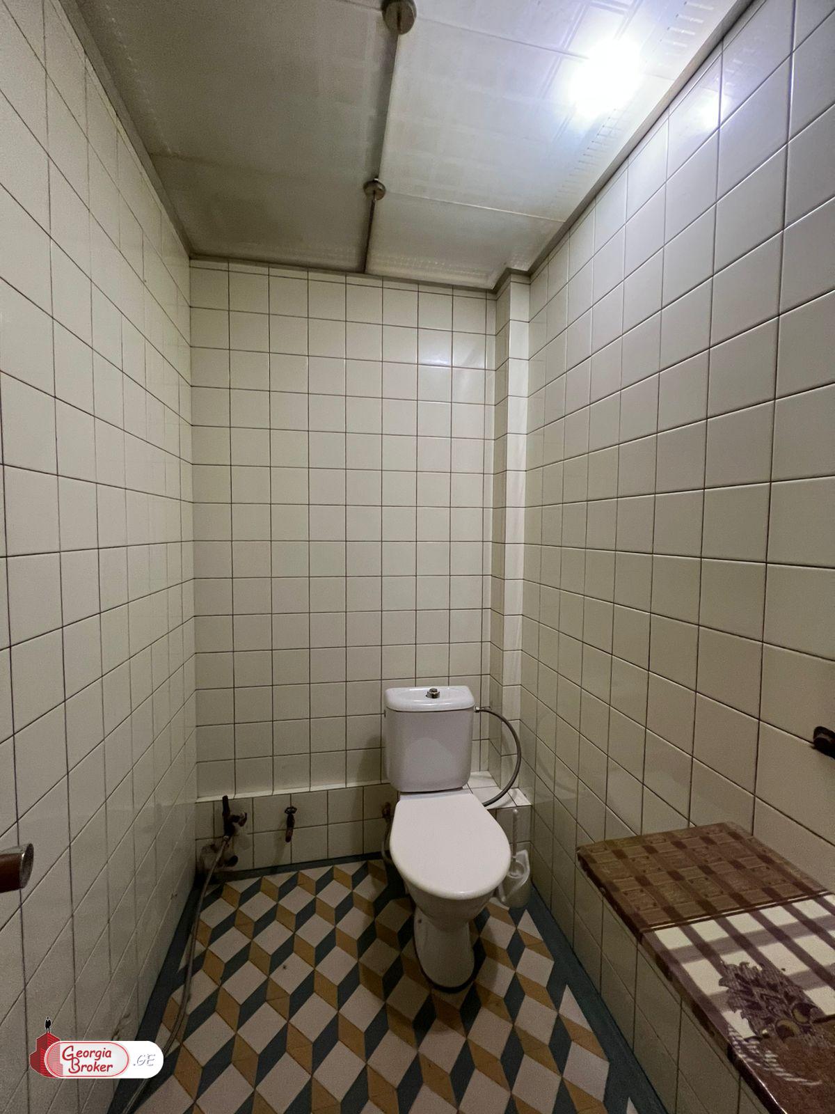 продается квартира со старым ремонтом 4-комнаты