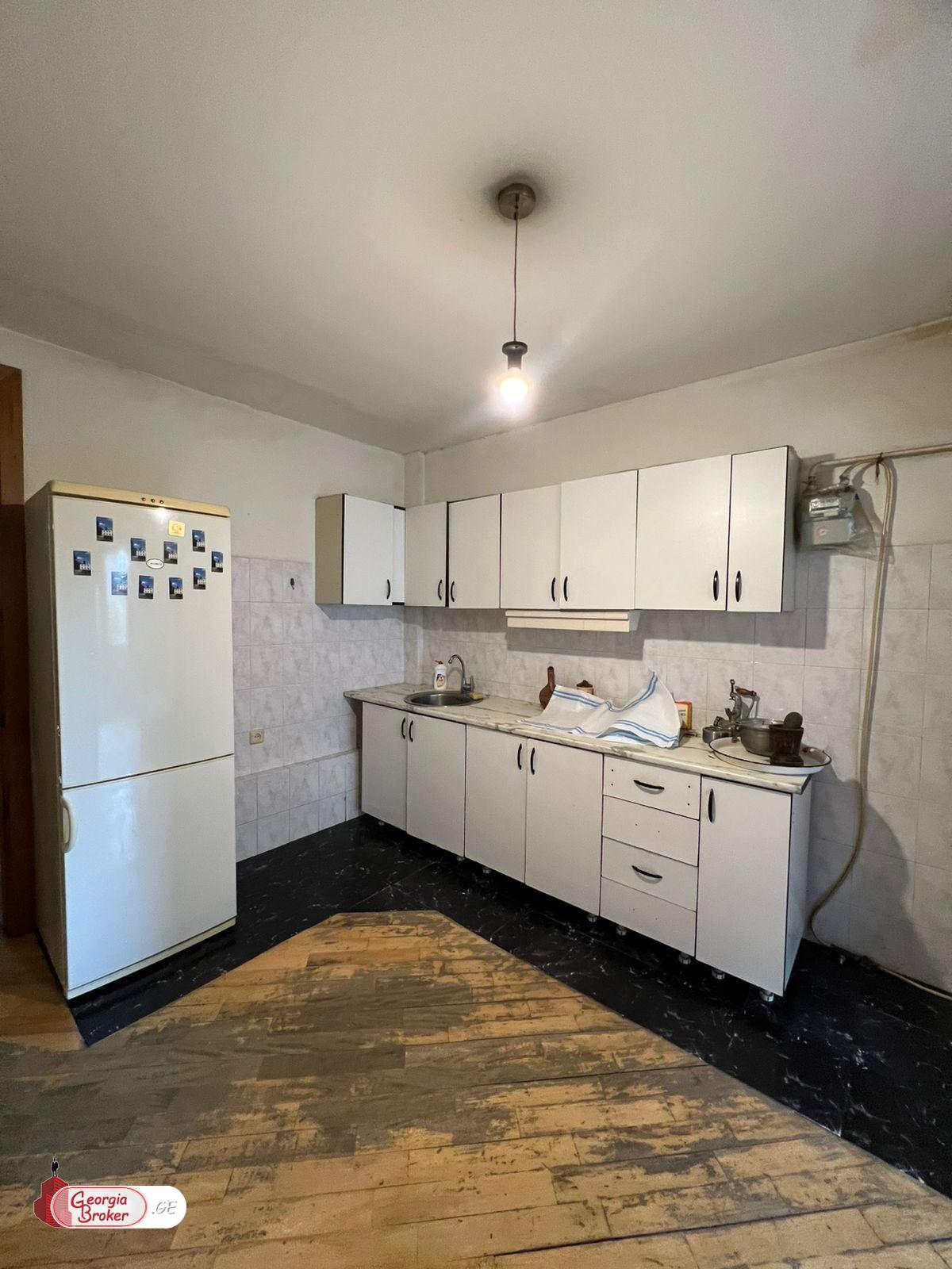 продается квартира со старым ремонтом 4-комнаты