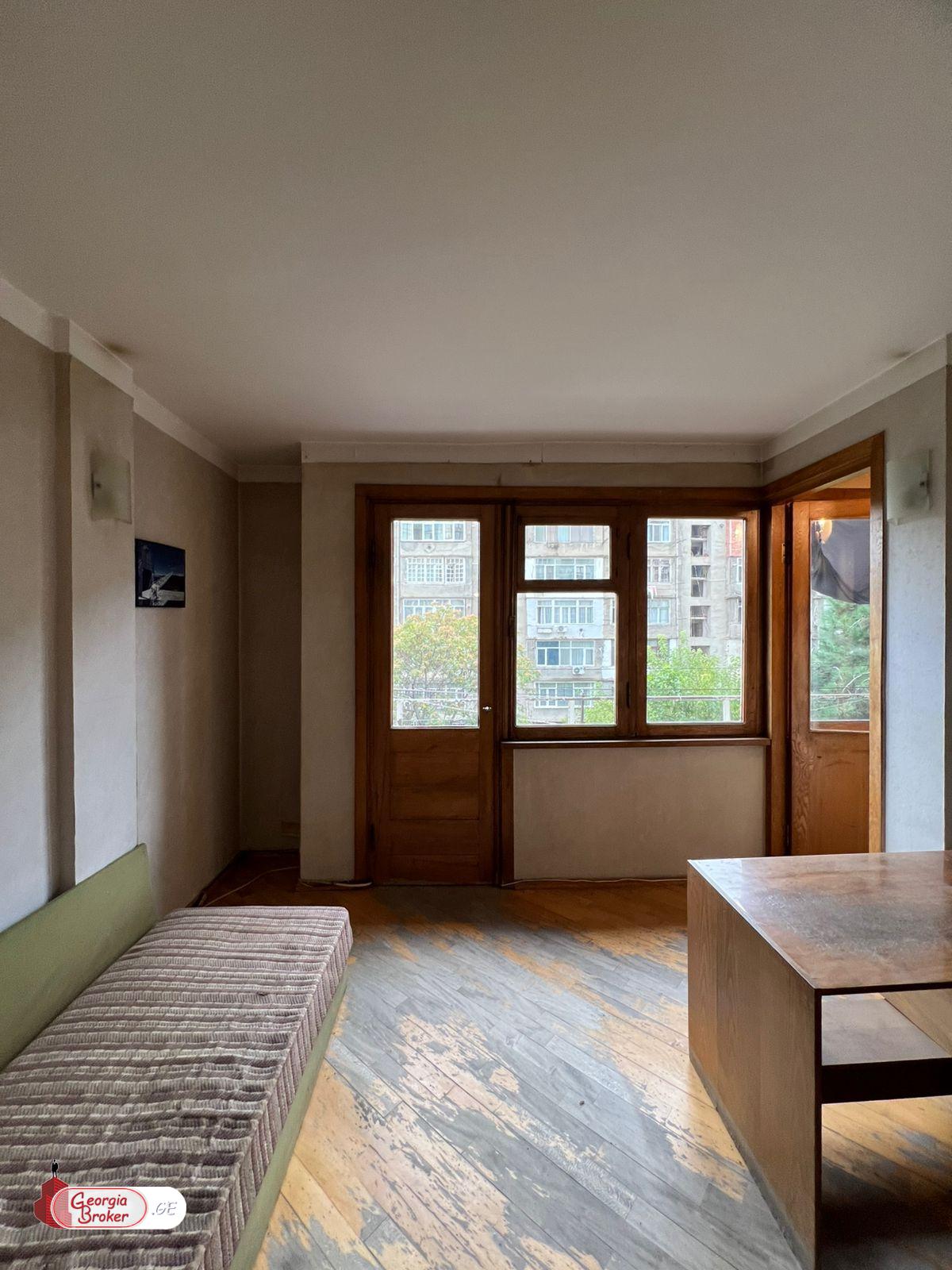 продается квартира со старым ремонтом 4-комнаты