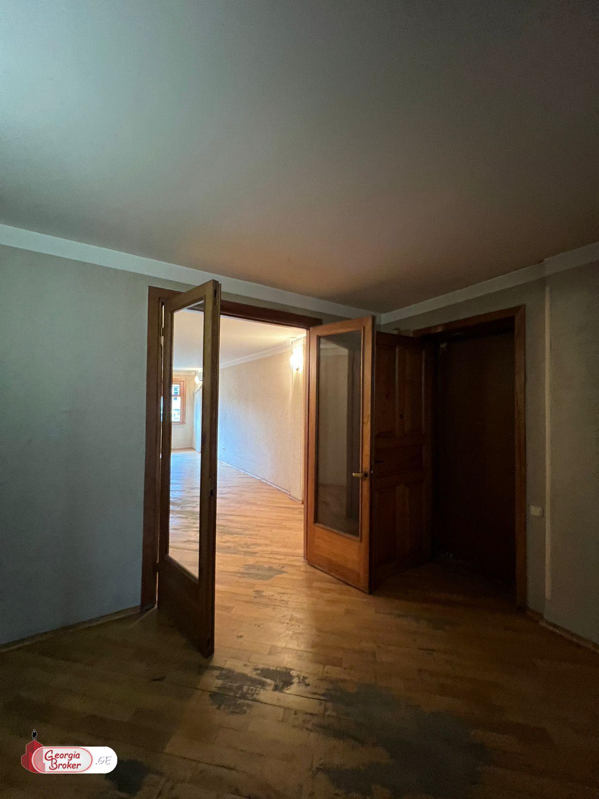 продается квартира со старым ремонтом 4-комнаты