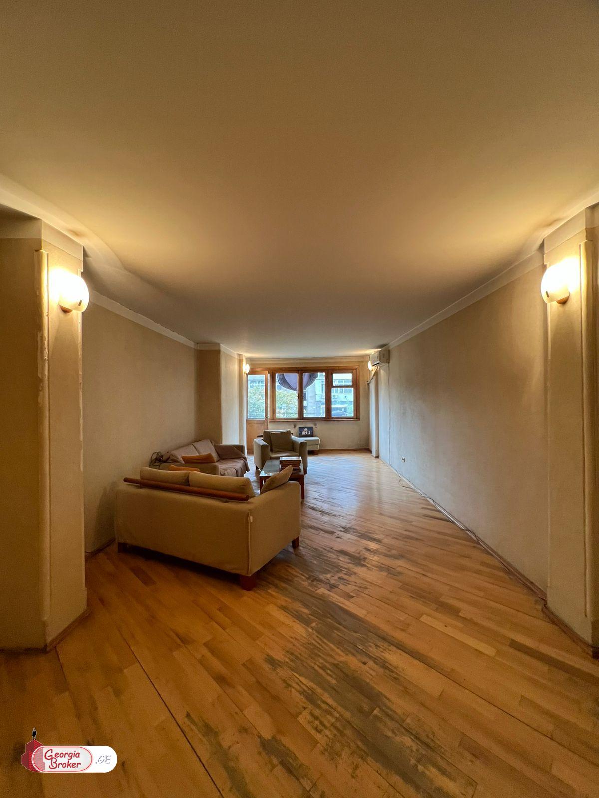 продается квартира со старым ремонтом 4-комнаты