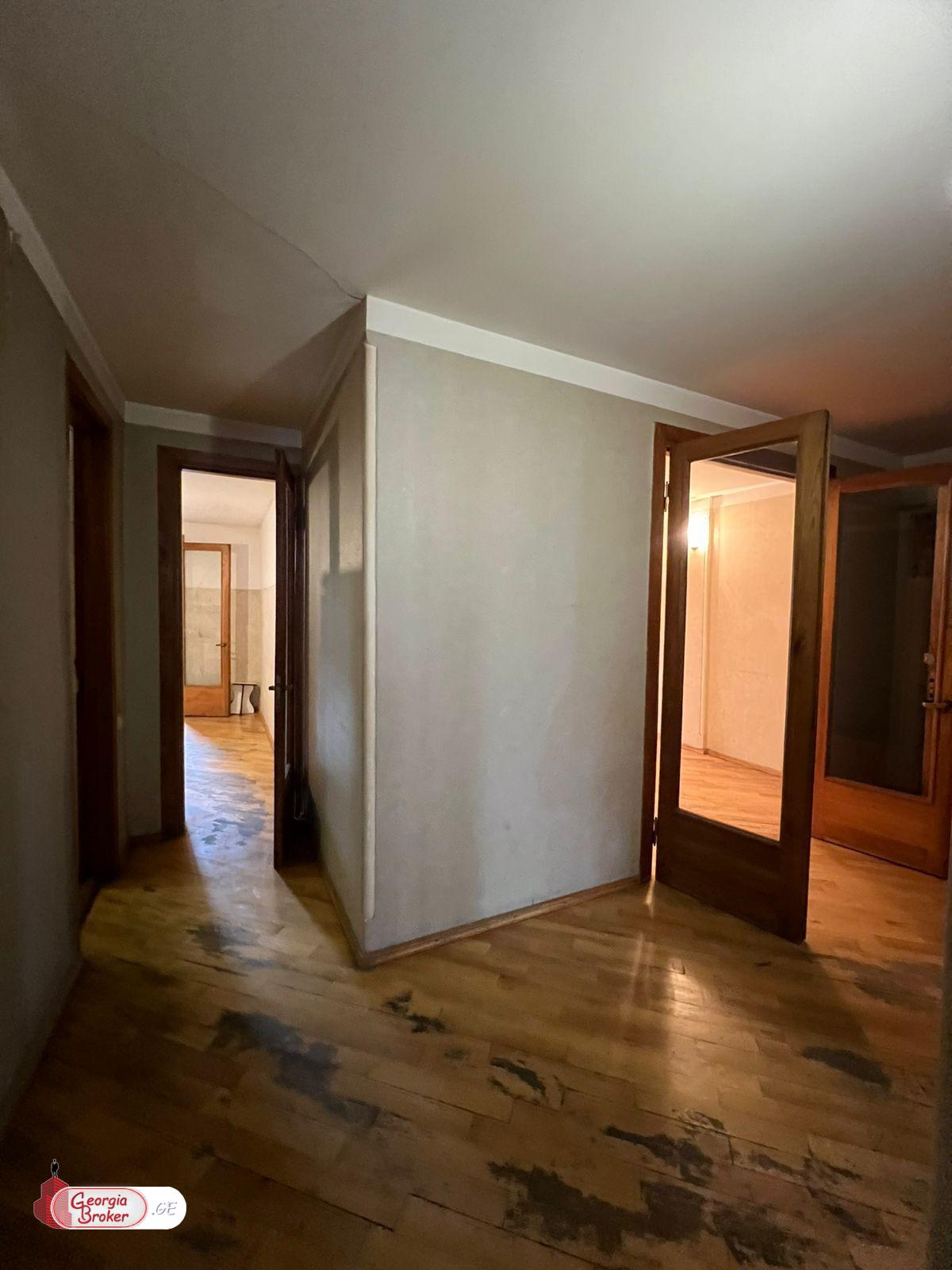 продается квартира со старым ремонтом 4-комнаты