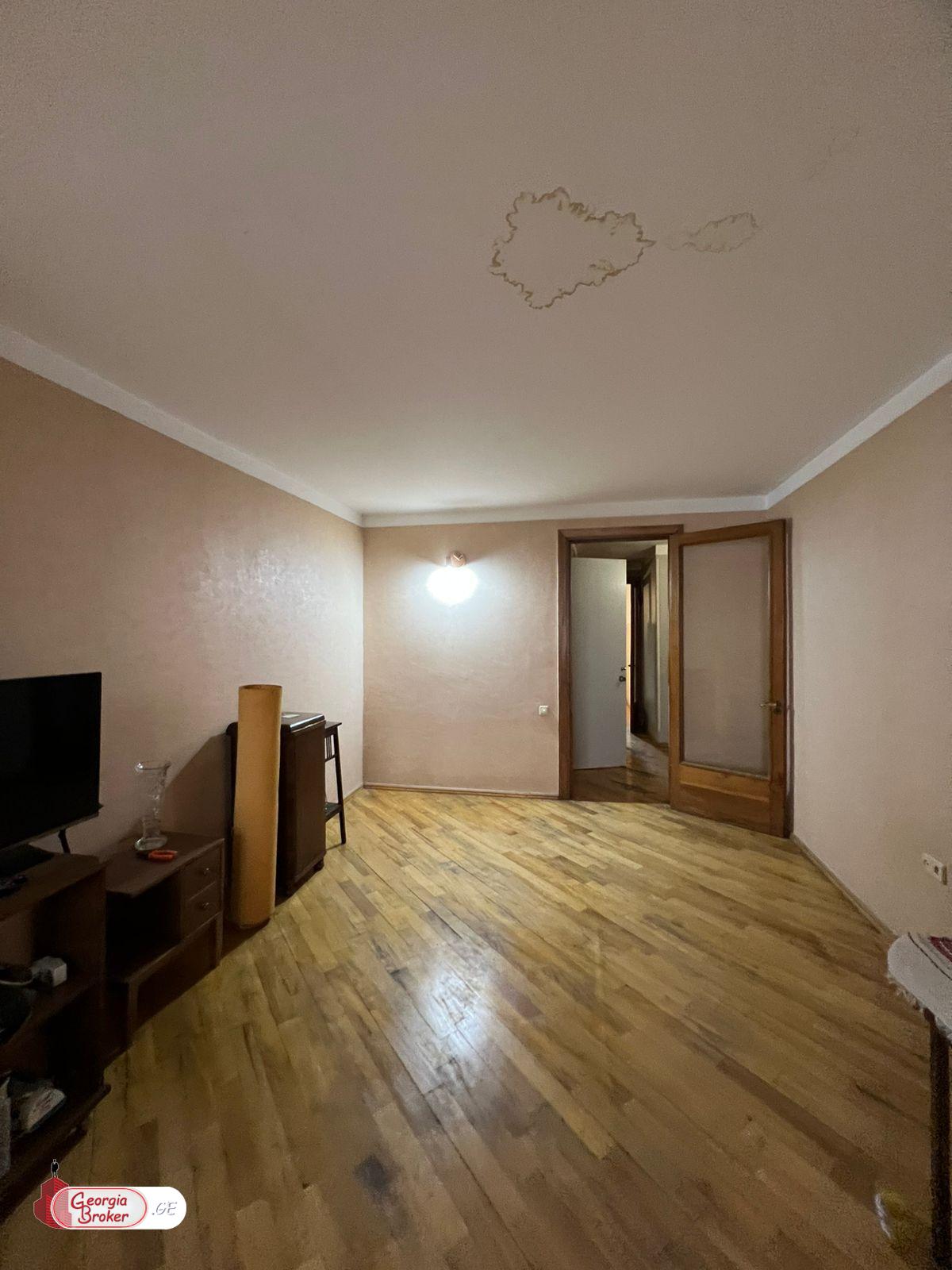 продается квартира со старым ремонтом 4-комнаты