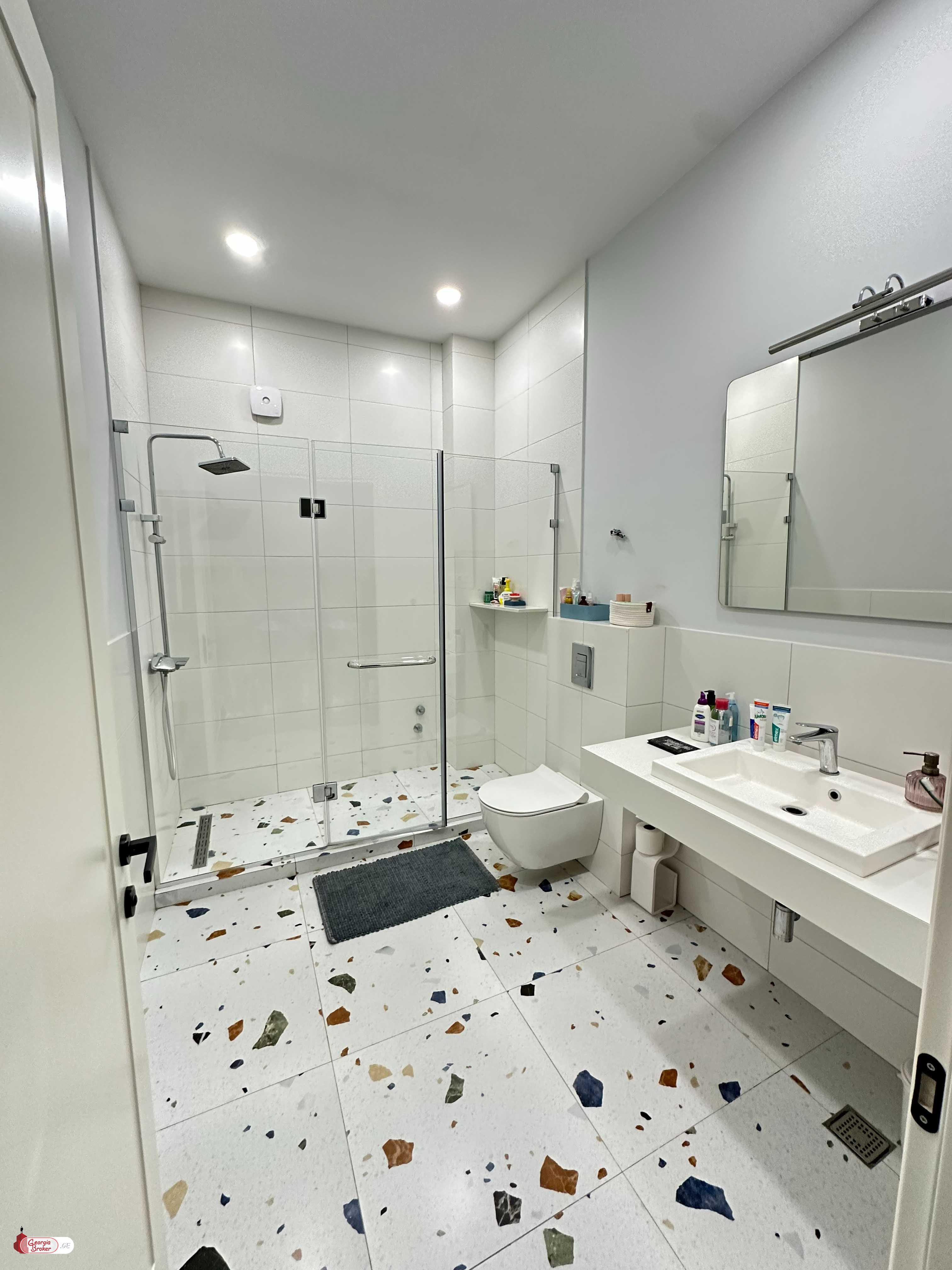 იყიდება ახალი გარემონტებული სახლი