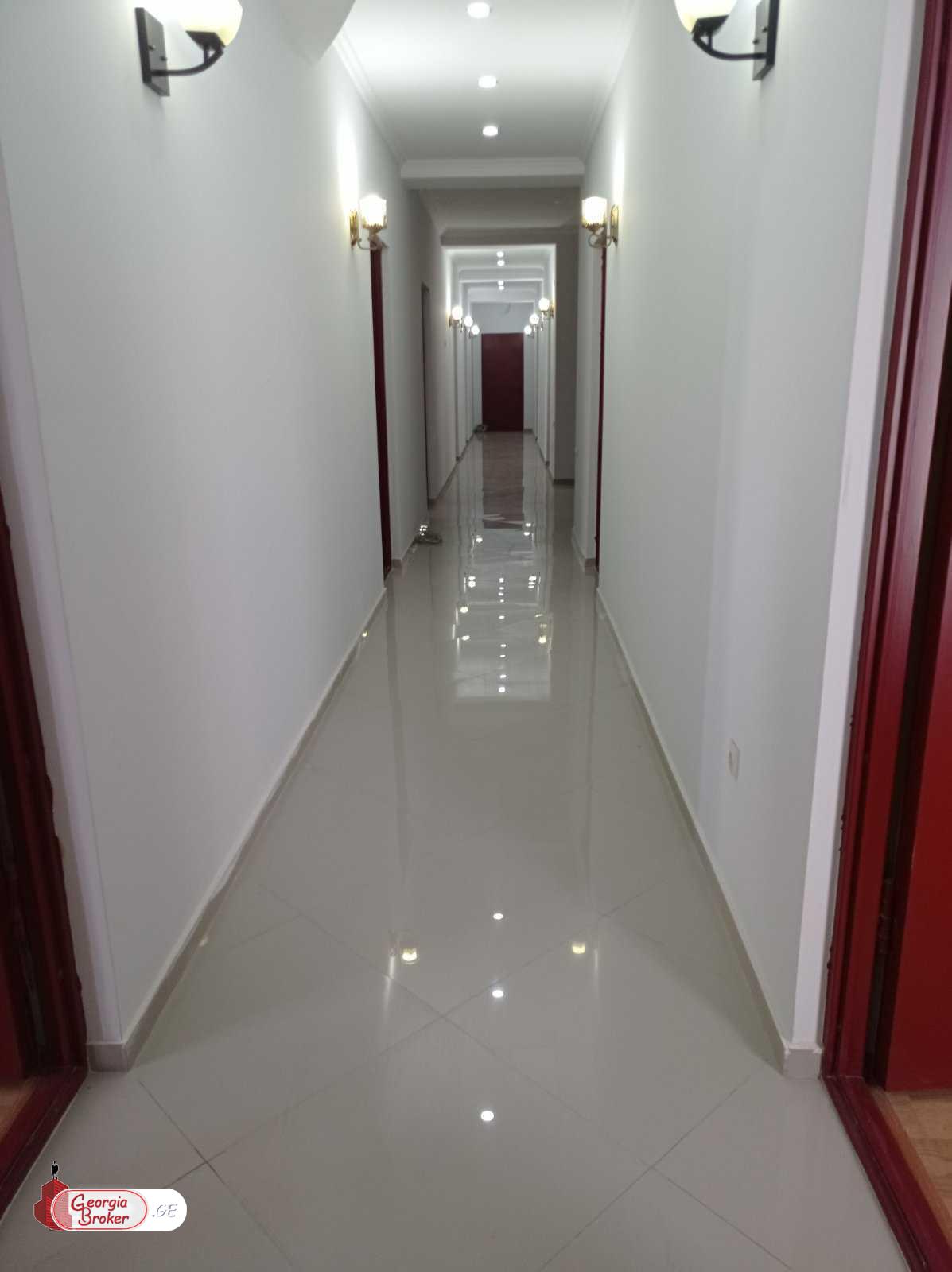 продается офис с новым ремонтом 50-комнат