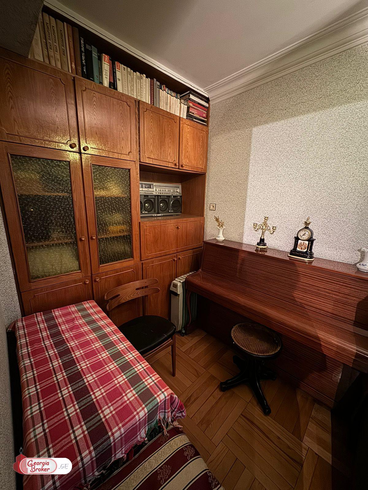 продается квартира с новым ремонтом 4-комнаты