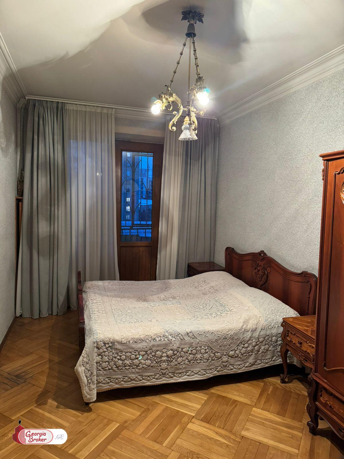 продается квартира с новым ремонтом 4-комнаты