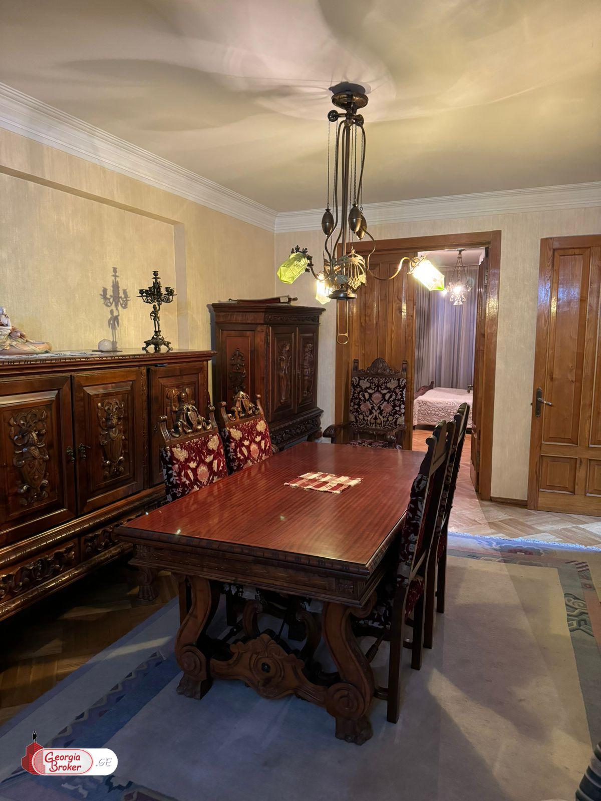 продается квартира с новым ремонтом 4-комнаты