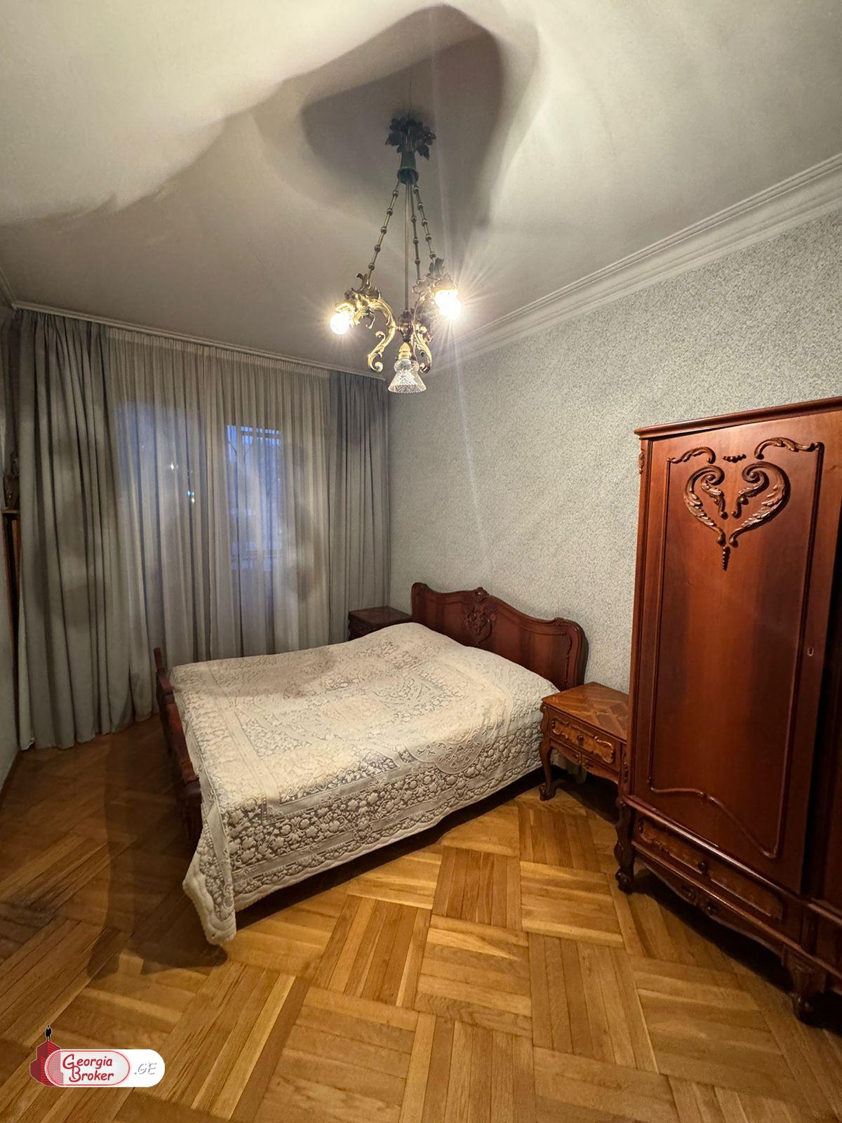 продается квартира с новым ремонтом 4-комнаты