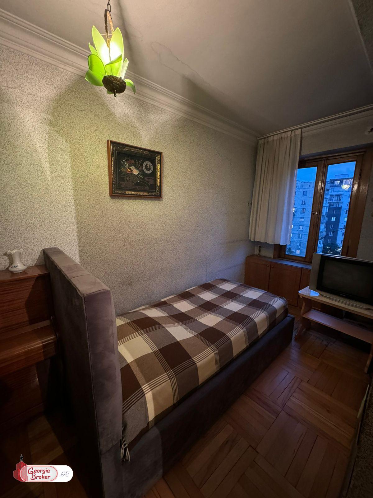 продается квартира с новым ремонтом 4-комнаты