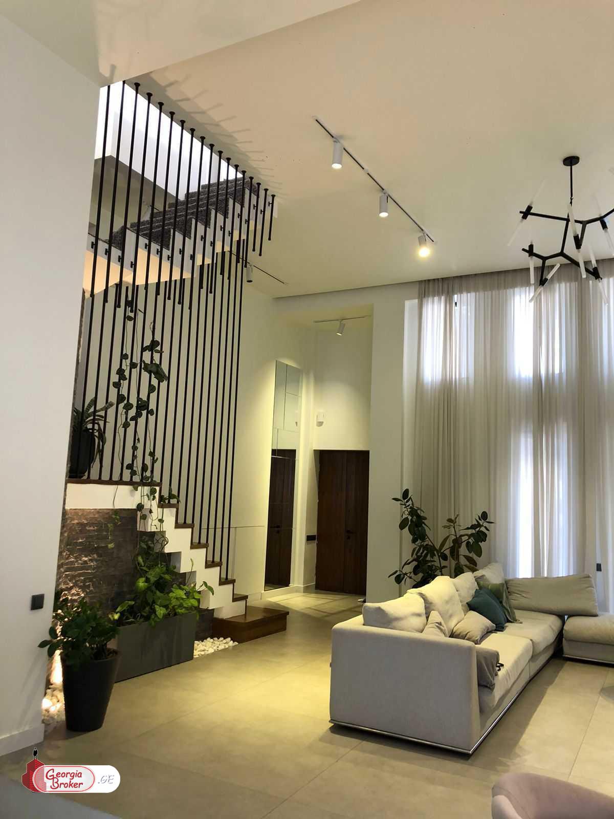 ქირავდება ახალი გარემონტებული 8 ოთახიანი სახლი