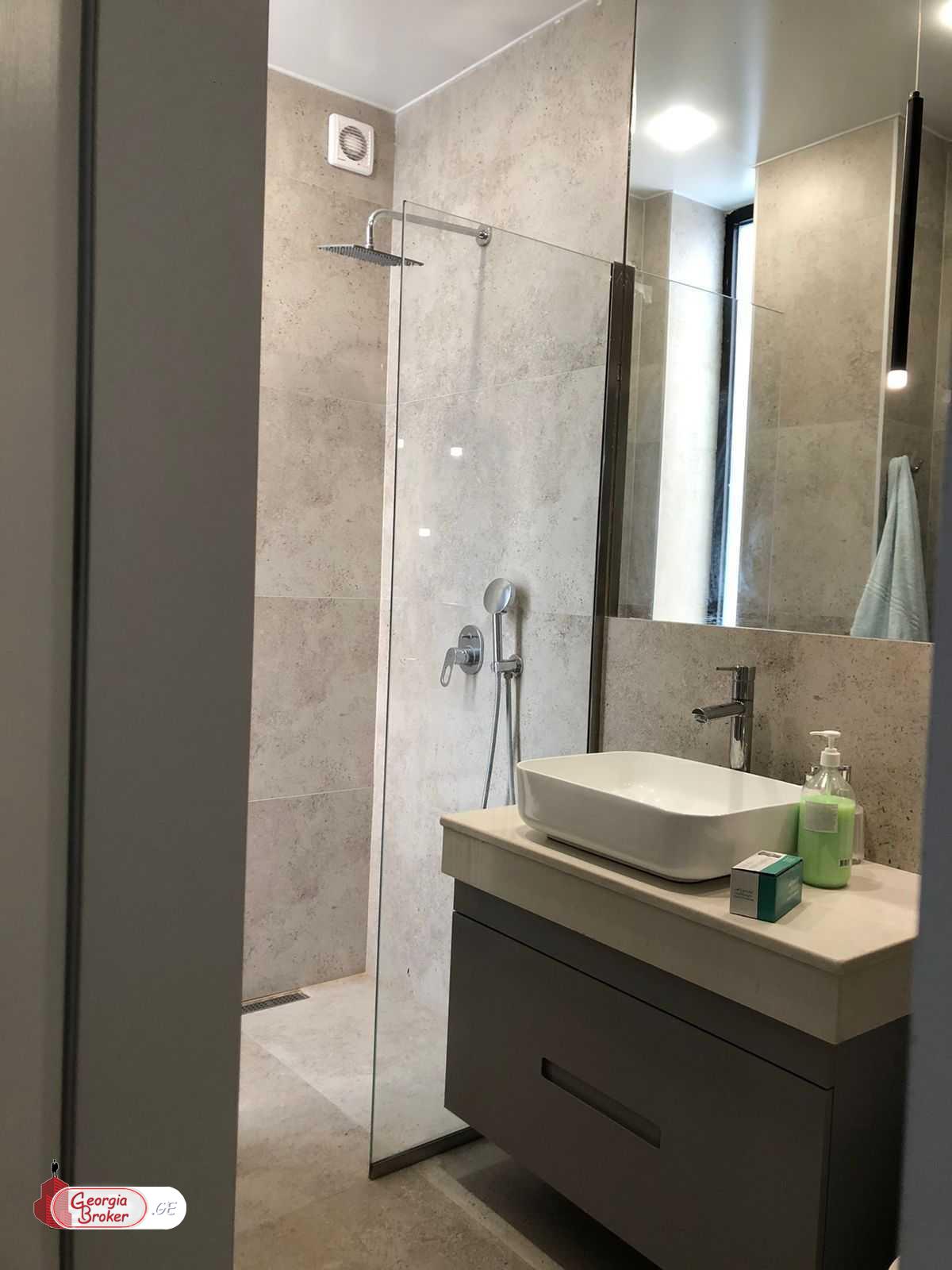 ქირავდება ახალი გარემონტებული 8 ოთახიანი სახლი