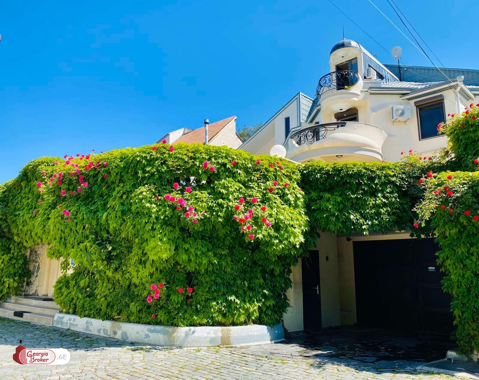 продается дом с новым ремонтом 10-комнат