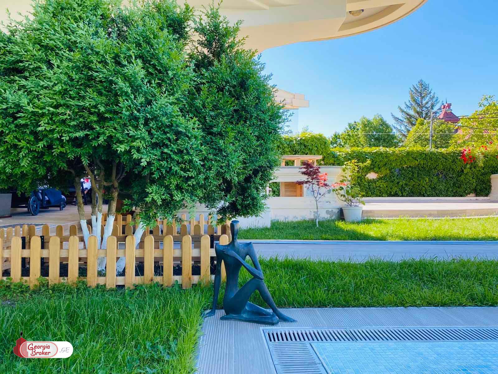 продается дом с новым ремонтом 10-комнат