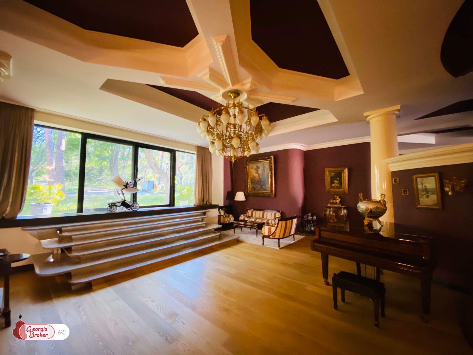 продается дом с новым ремонтом 10-комнат