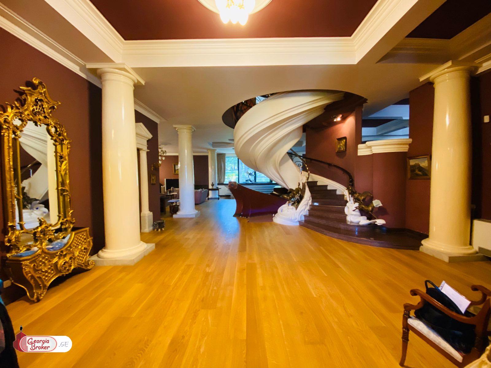 продается дом с новым ремонтом 10-комнат