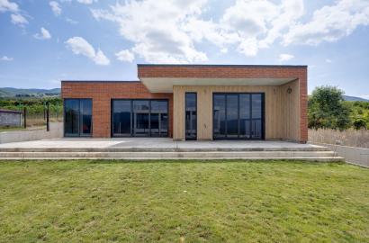 продается дом с новым ремонтом 5-комнат