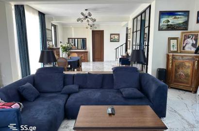 იყიდება ახალი გარემონტებული 11 ოთახიანი სახლი
