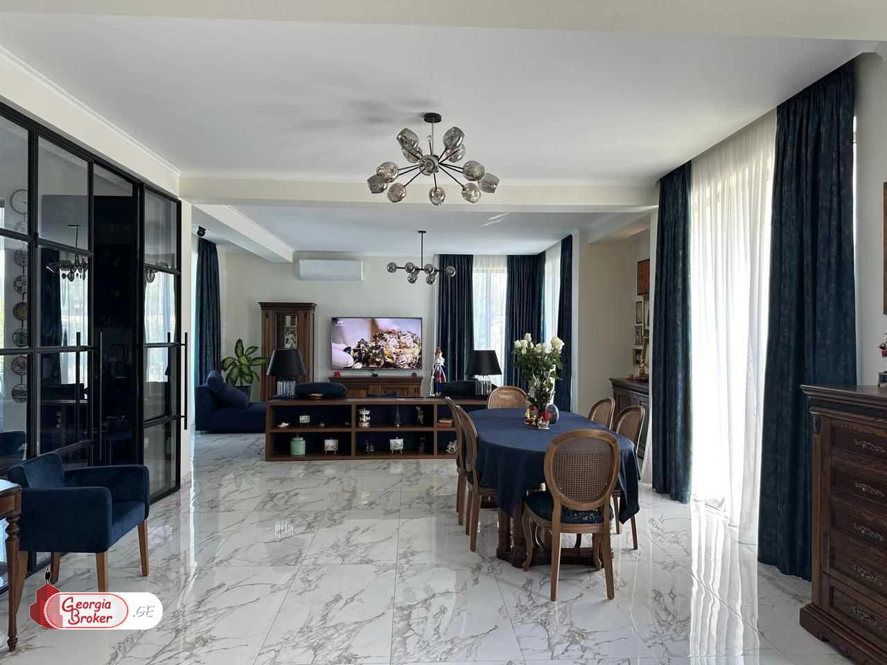 продается дом с новым ремонтом 11-комнат