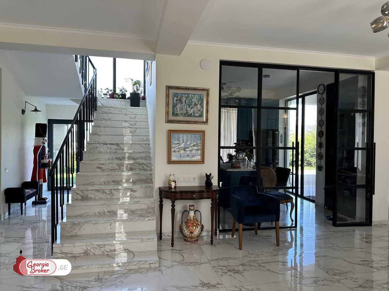 продается дом с новым ремонтом 11-комнат