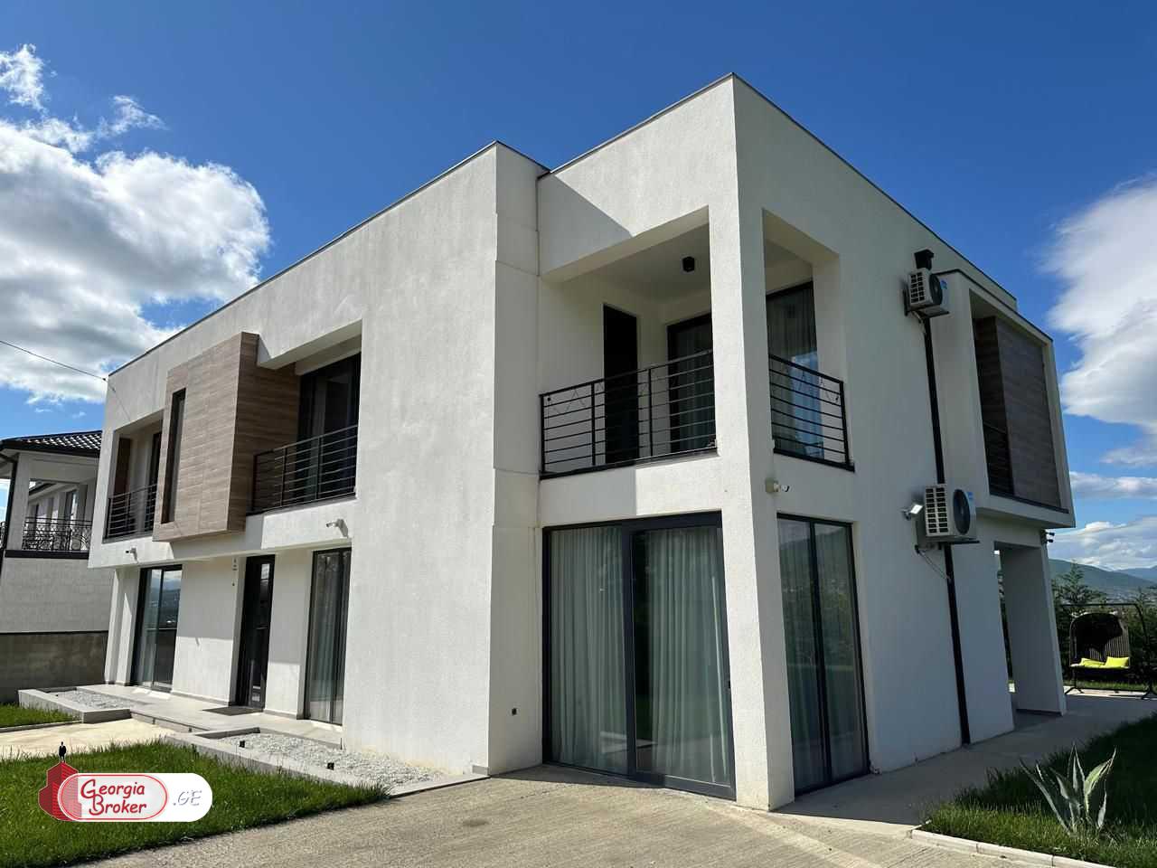 продается дом с новым ремонтом 11-комнат