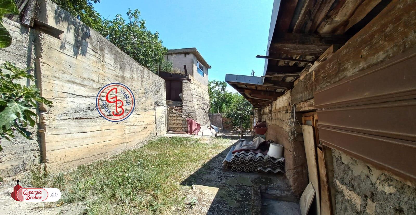 იყიდება ძველი აშენებული 1 ოთახიანი ბინა