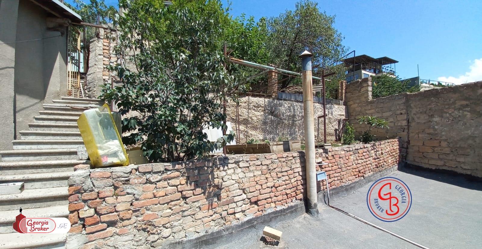 იყიდება ძველი აშენებული 1 ოთახიანი ბინა