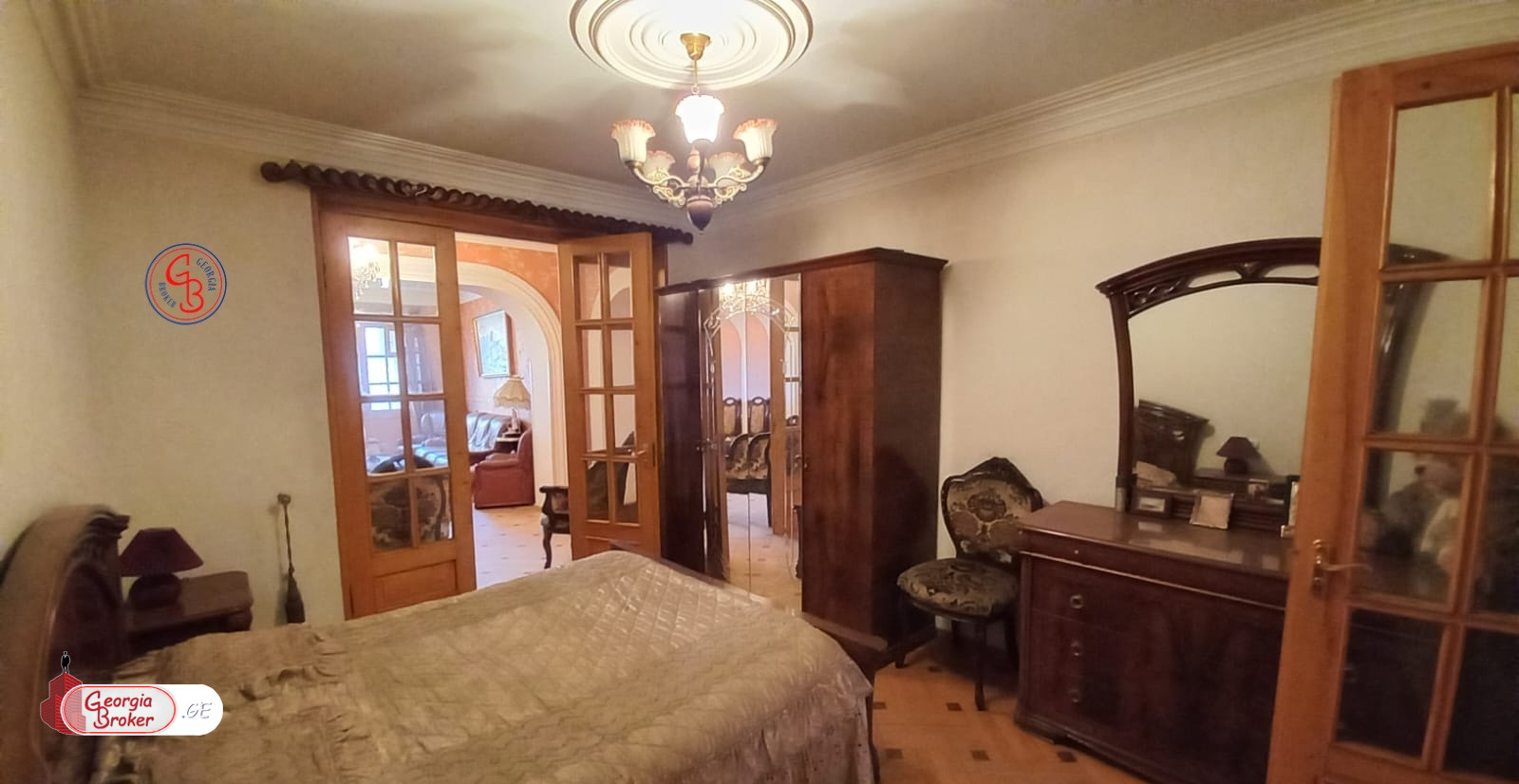 old repaired 7-room apartment for sale