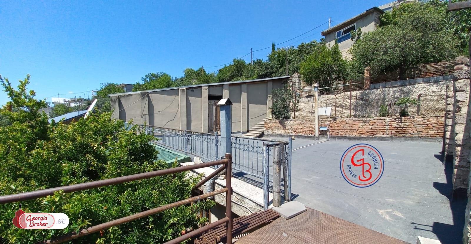 იყიდება ძველი აშენებული 1 ოთახიანი ბინა